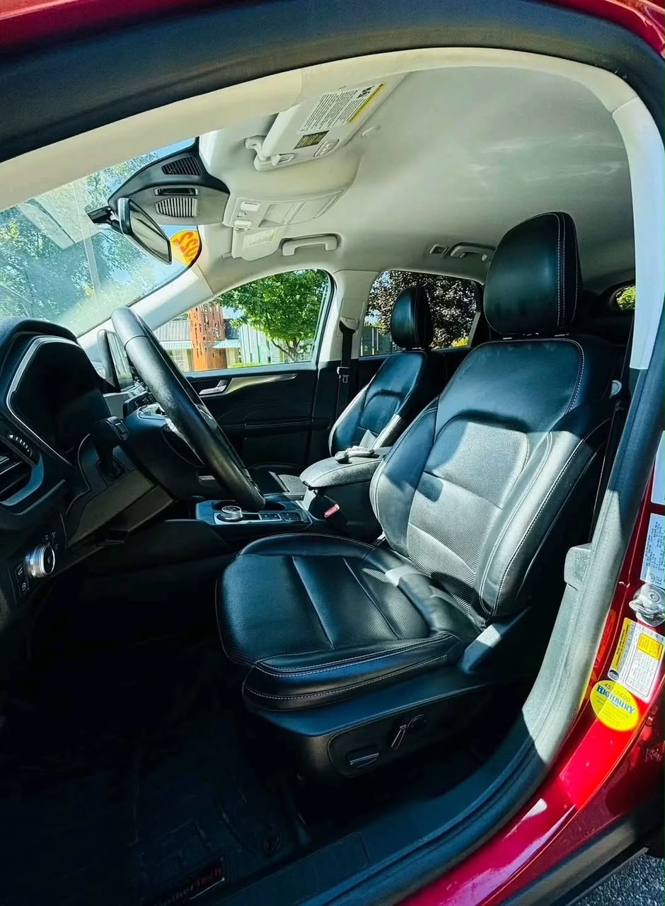 2022 Ford Escape Titanium Hybrid Sport AWD - Image 4