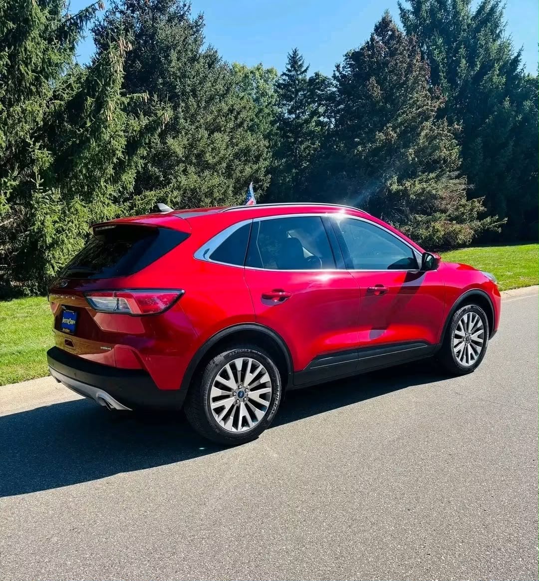2022 Ford Escape Titanium Hybrid Sport AWD - Image 2