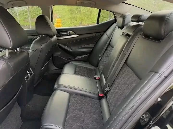 2017 Nissan Maxima SR - Image 4