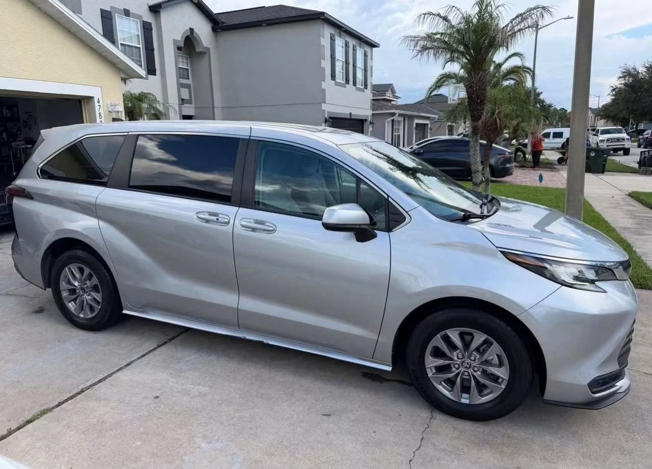 2022 Toyota Sienna LE Hybrid - Image 10