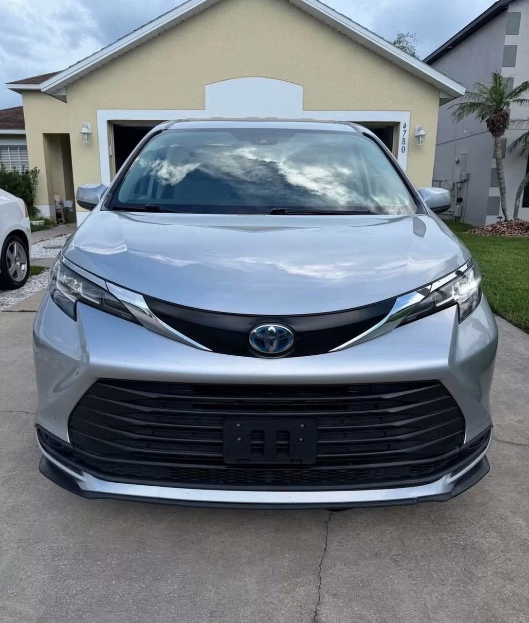 2022 Toyota Sienna LE Hybrid - Image 9