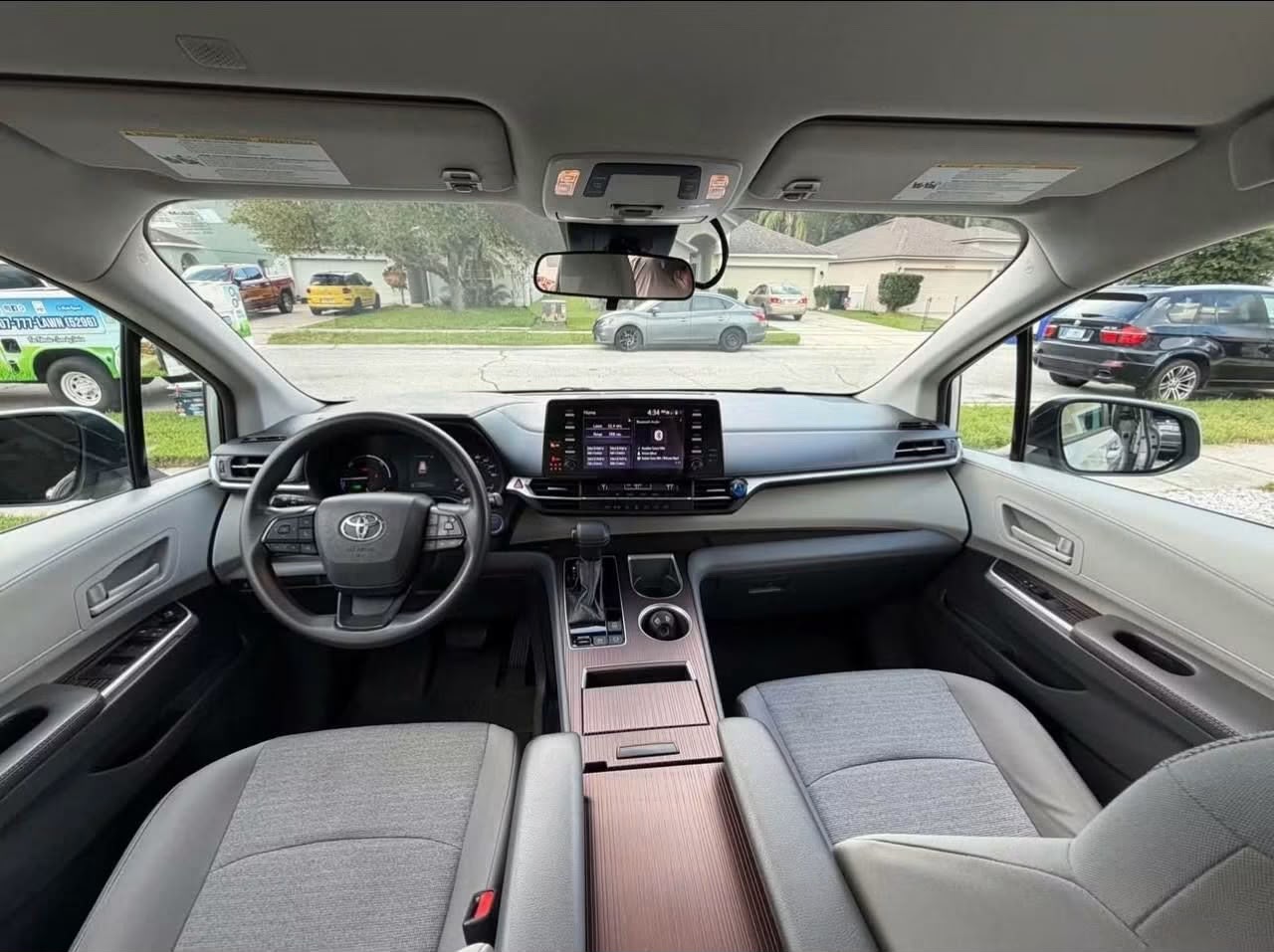 2022 Toyota Sienna LE Hybrid - Image 5