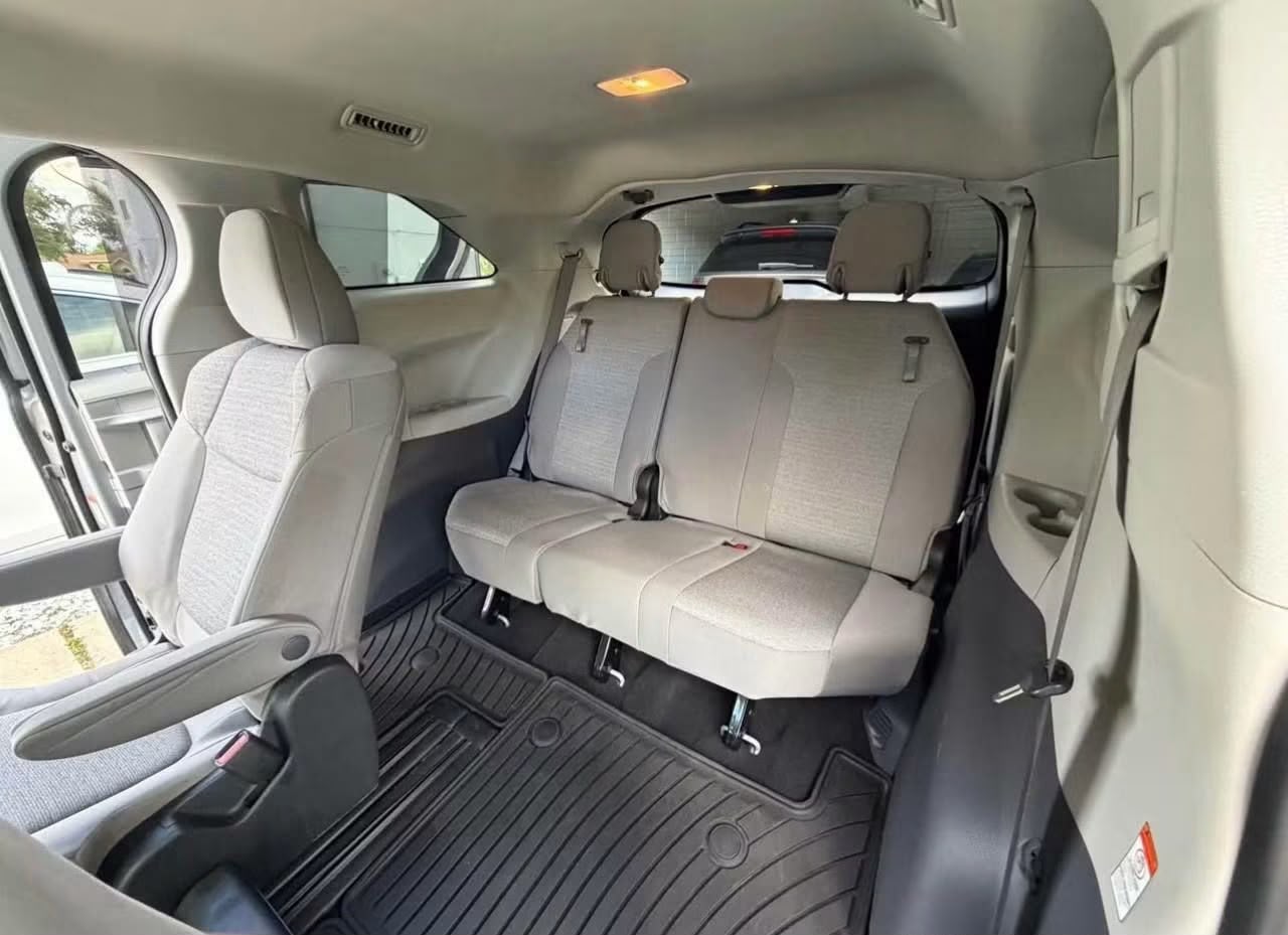 2022 Toyota Sienna LE Hybrid - Image 6