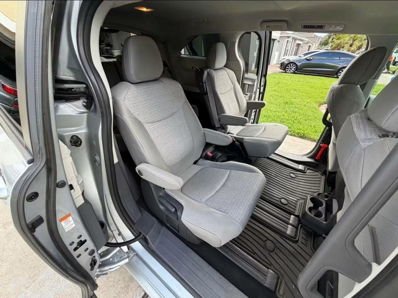 2022 Toyota Sienna LE Hybrid - Image 8