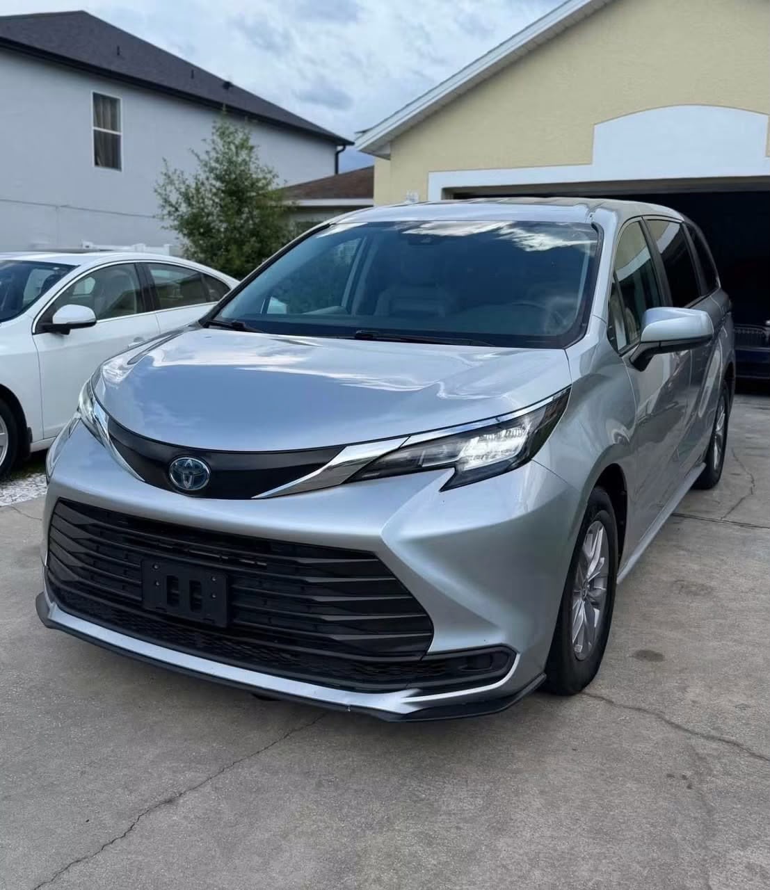 2022 Toyota Sienna LE Hybrid - Image 4