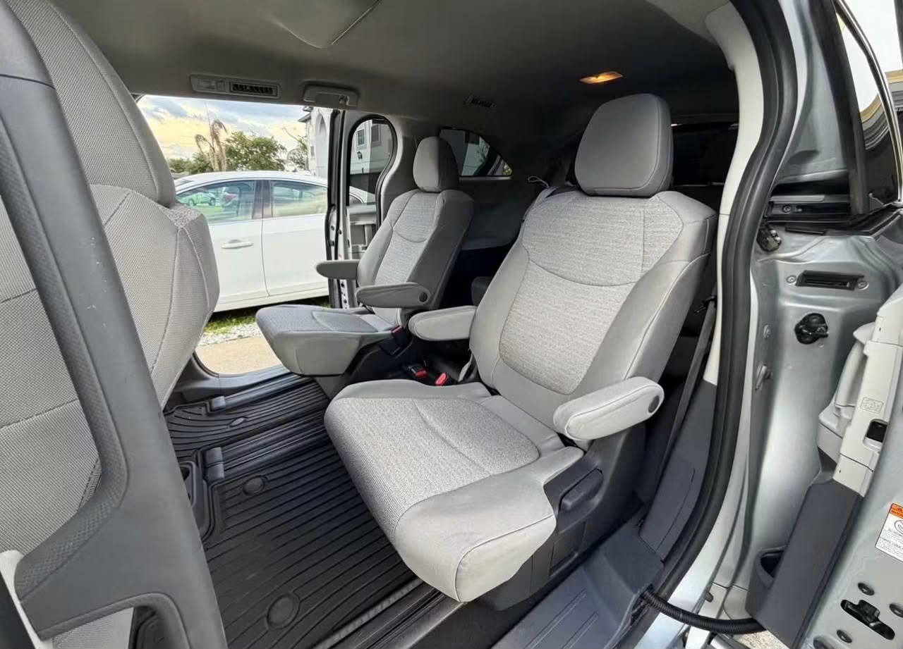 2022 Toyota Sienna LE Hybrid - Image 7