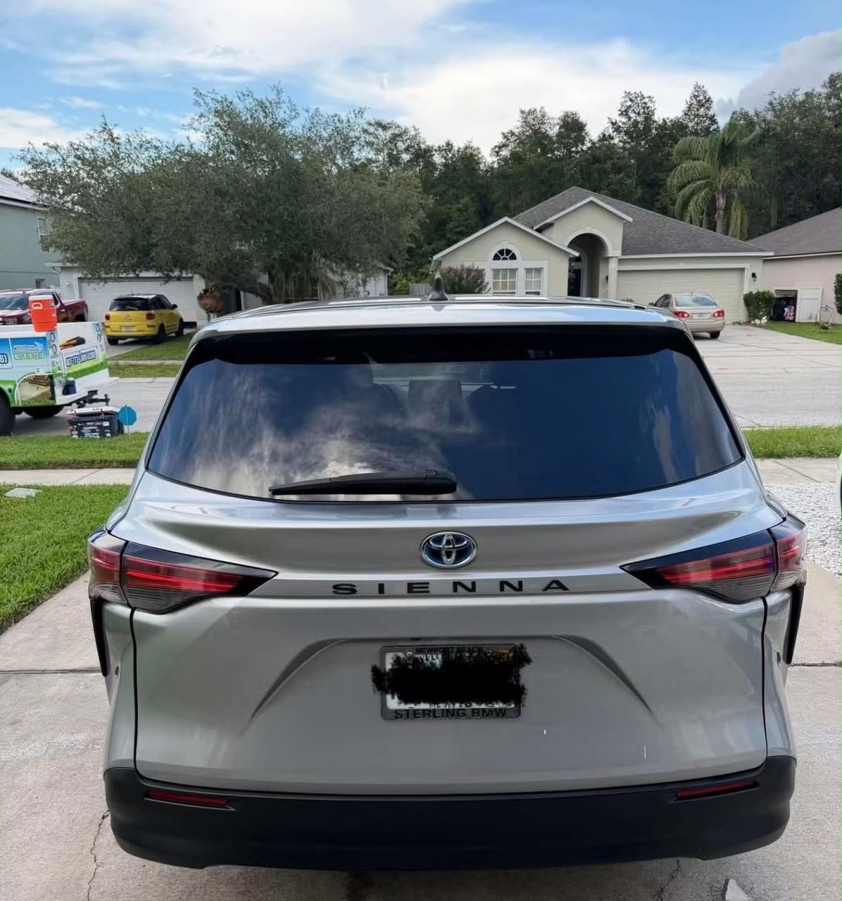 2022 Toyota Sienna LE Hybrid - Image 2