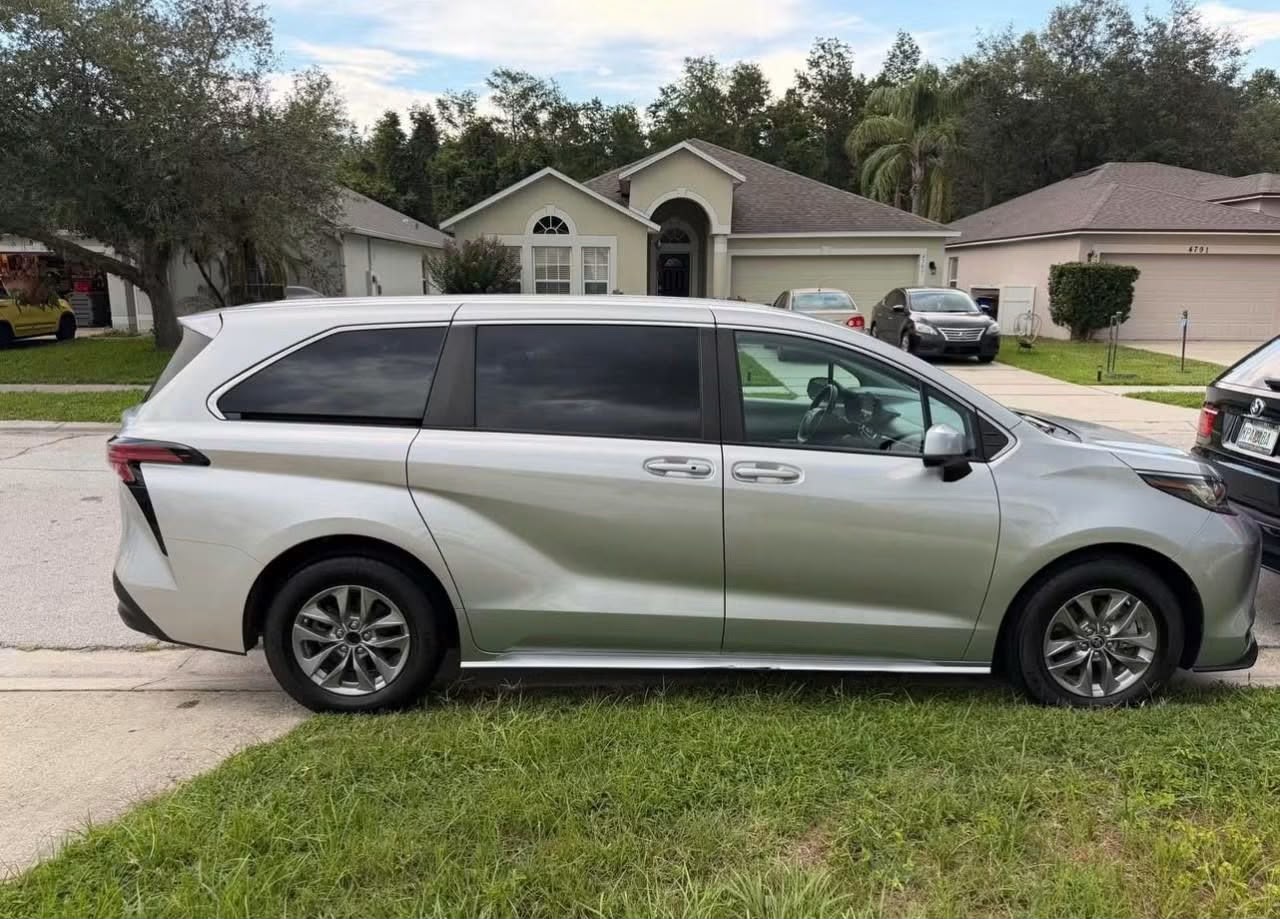 2022 Toyota Sienna LE Hybrid - Image 3