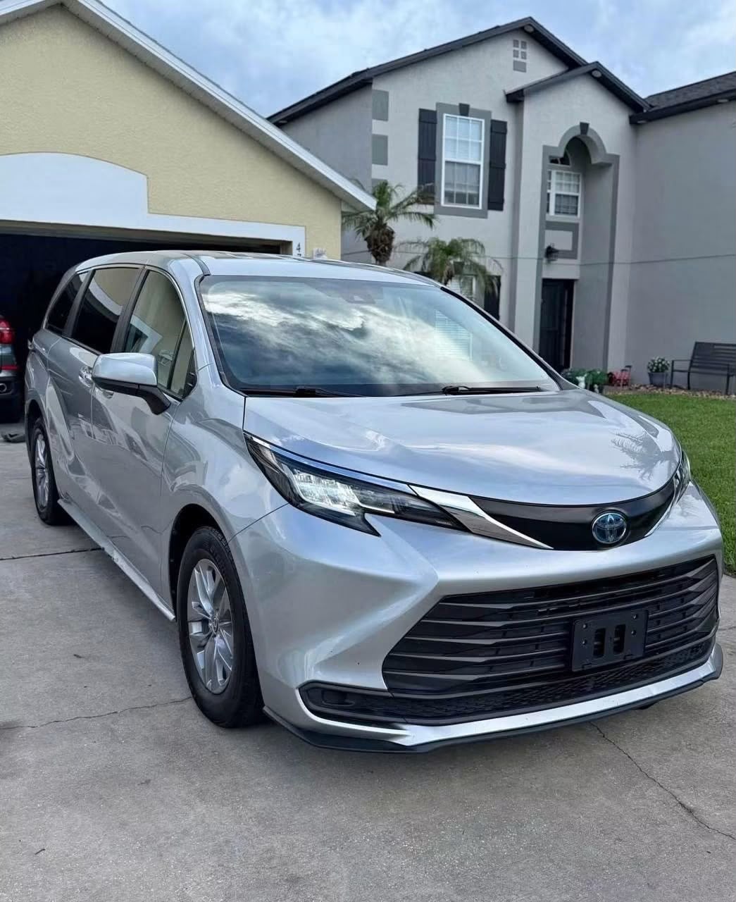 2022 Toyota Sienna LE Hybrid